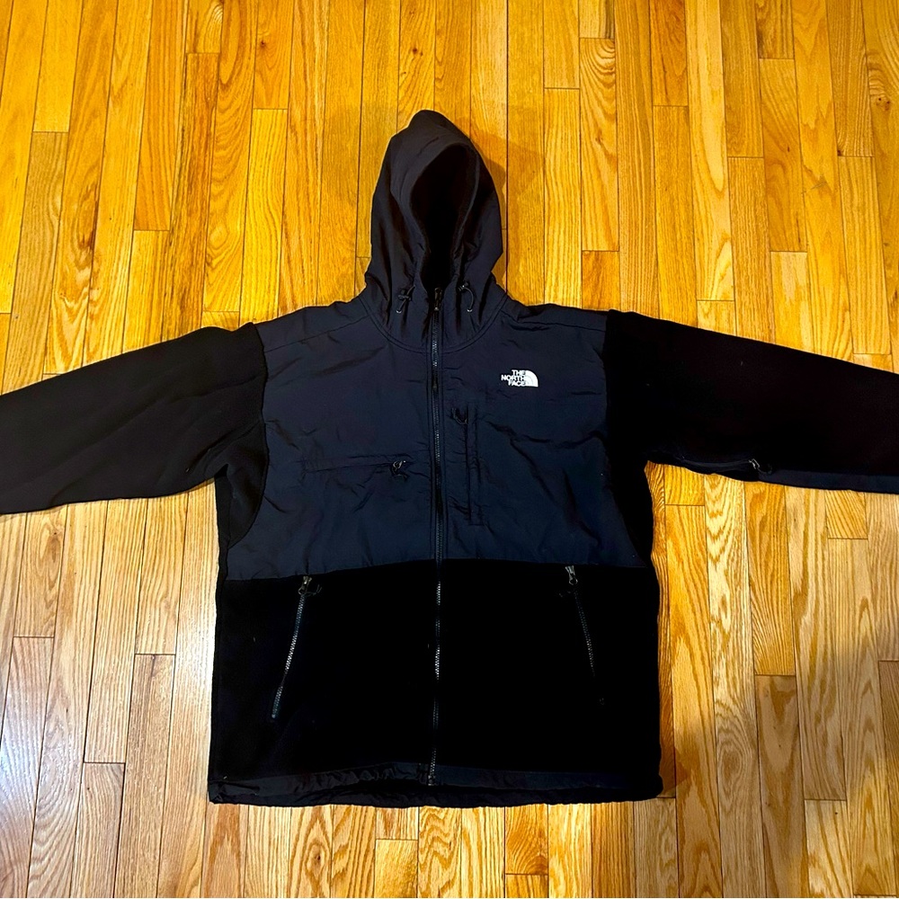 Men’s size XL North Face hooded black jacket.